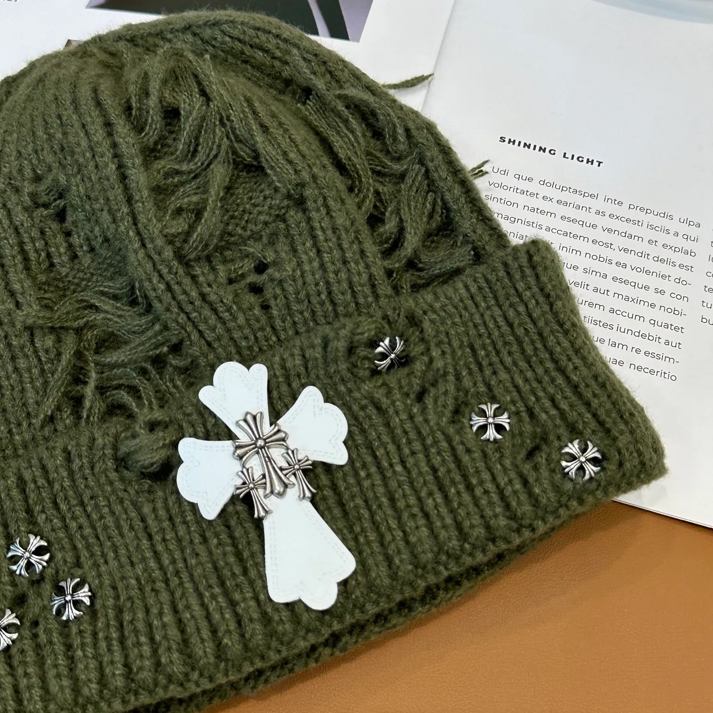 P70 🤍Chrome hearts new autumn and winter cross knitted hat🧶 One of the must-have hats in autumn and winter~ It really looks good on whoever wears it~, it is also a perfect match in black and white and gray in autumn~
